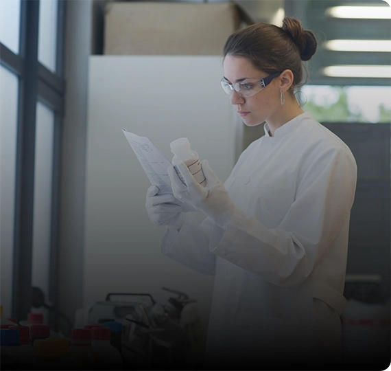 Researcher in diagnostic laboratory
